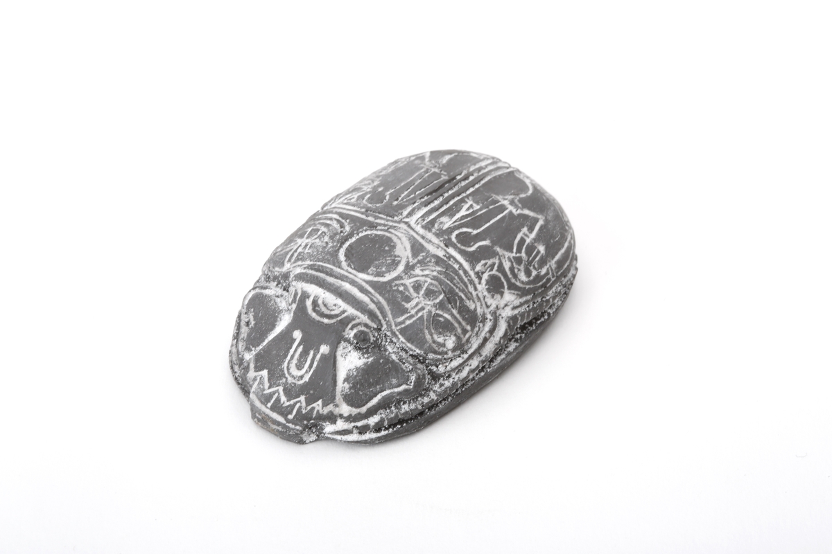 Relief magnet Chinese heart scarab